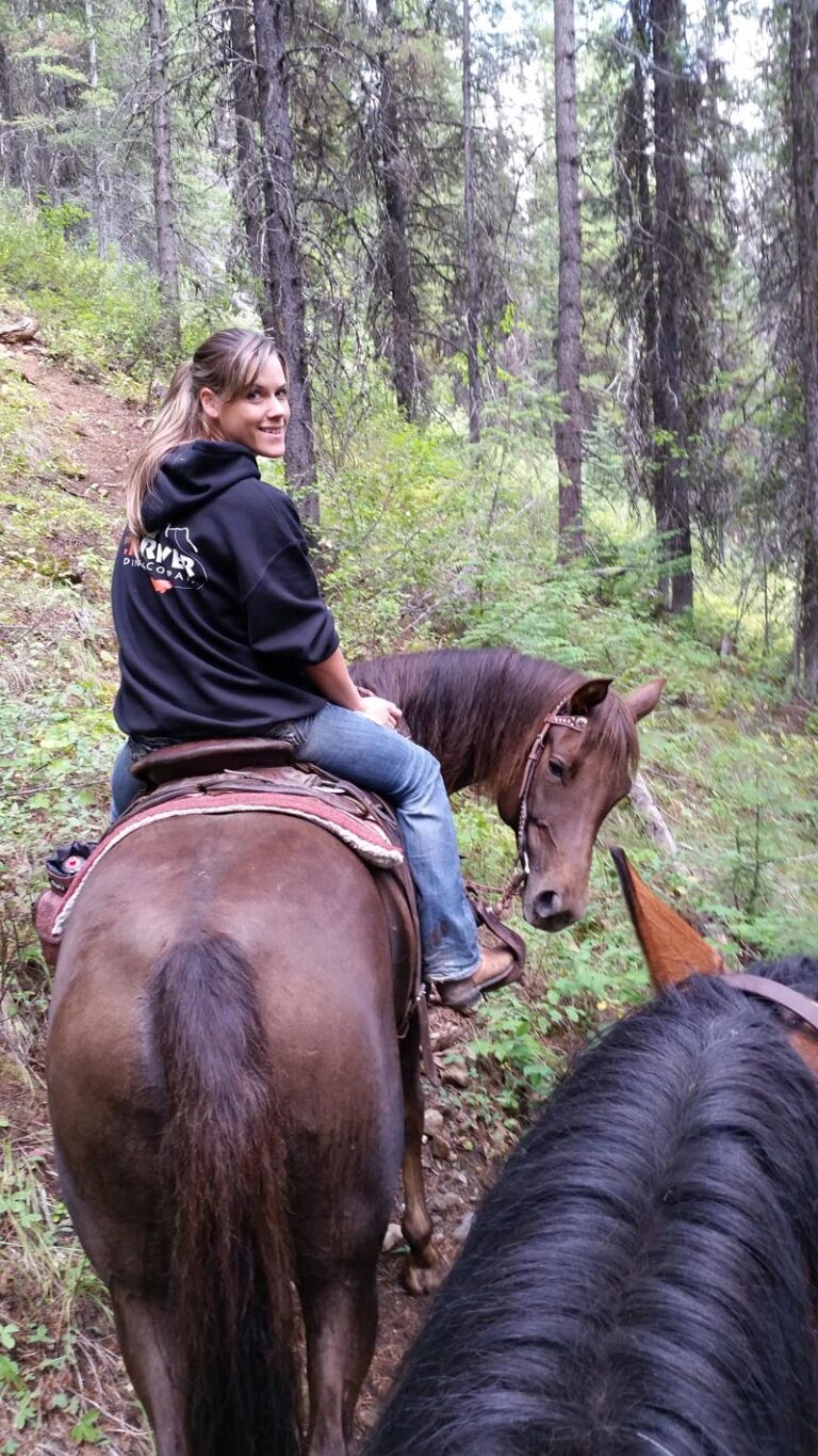 horse-back-riding-in-mountains