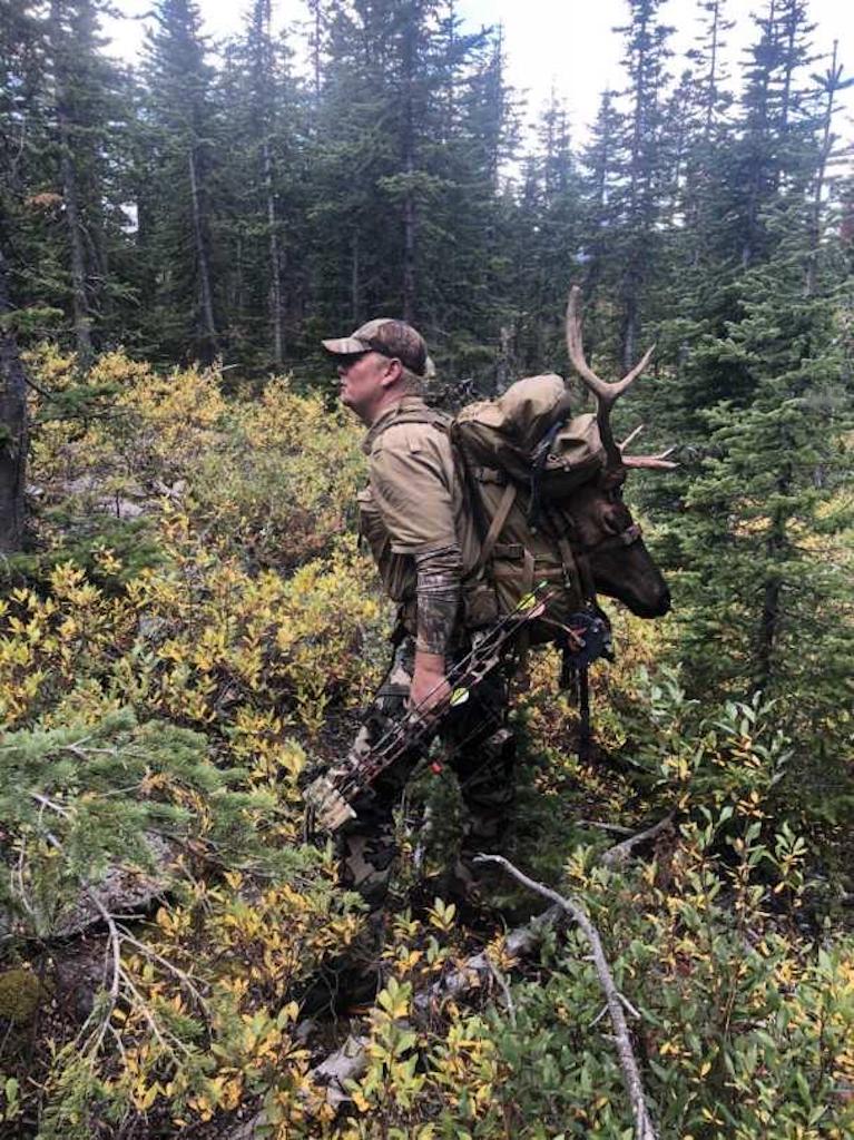 2018-elk-hunter-with-elk