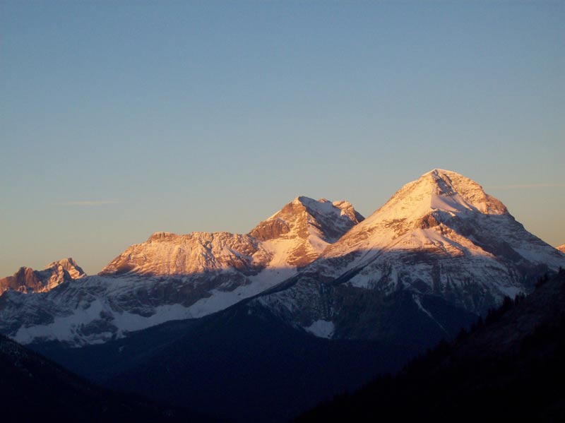 Sun-on-the-mountain-peaks-in-BC